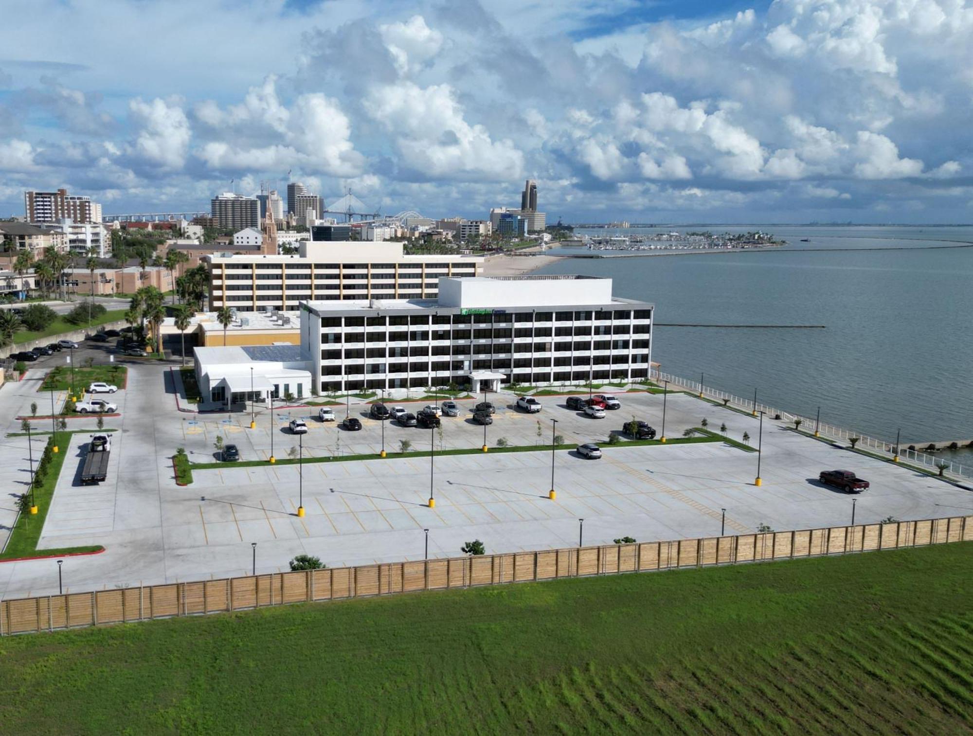 Holiday Inn Express Corpus Christi - Beachfront By Ihg Bagian luar foto